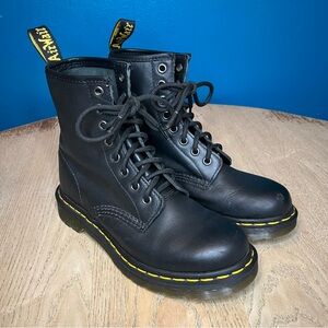 Dr. Martens 1460 Women’s Smooth Leather Lace Up Boots Black 8 Eye Size 6